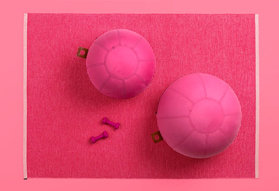 Roter Teppich in modernem Wohnzimmer