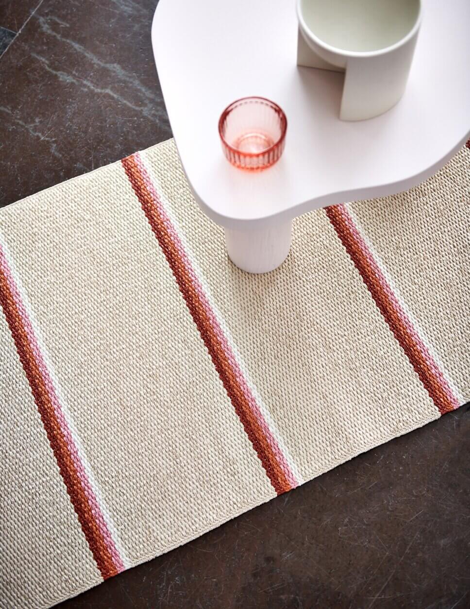 Rot gemusterter Teppich in modernem Wohnzimmer