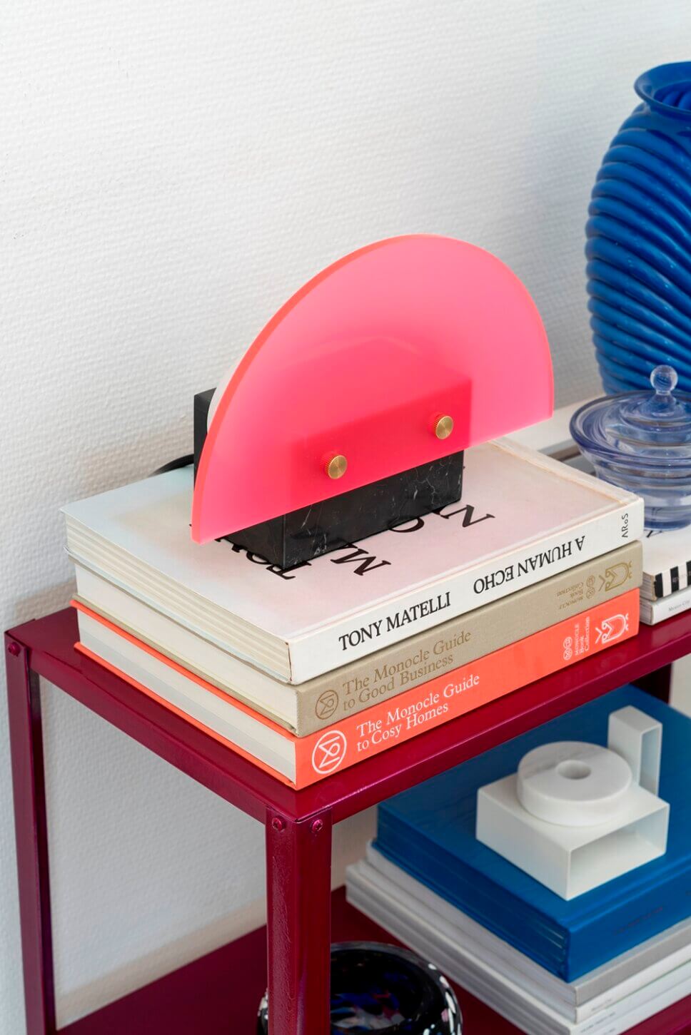 Rote Tischlampe in modern eingerichtetem Wohnzimmer