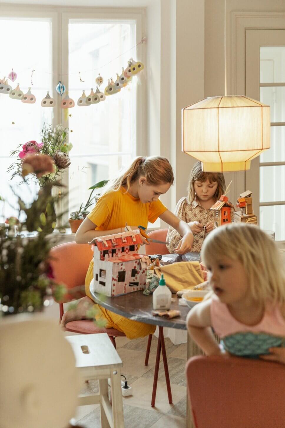 Kinder spielen in skandinavisch eingerichtetem Esszimmer