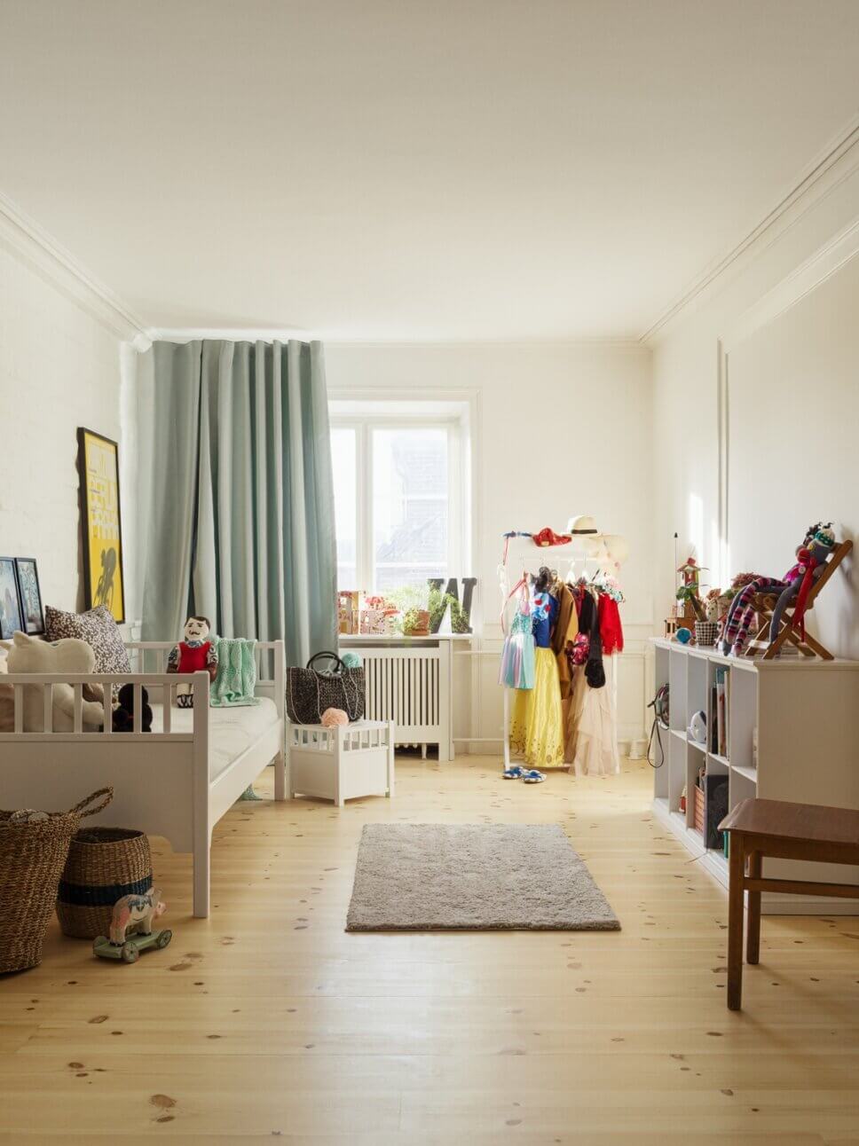 Mit hellen Holzmöbeln skandinavisch eingerichtetes KInderzimmer