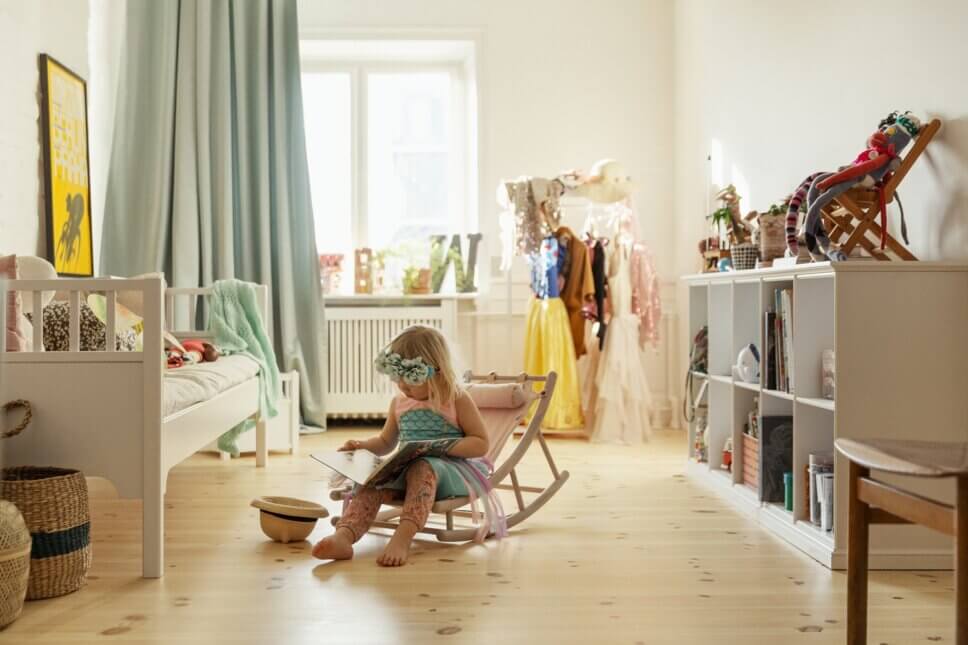 Kinder spielen in skandinavisch eingerichtetem KInderzimmer