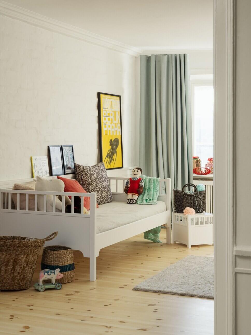 Mit hellen Holzmöbeln skandinavisch eingerichtetes KInderzimmer