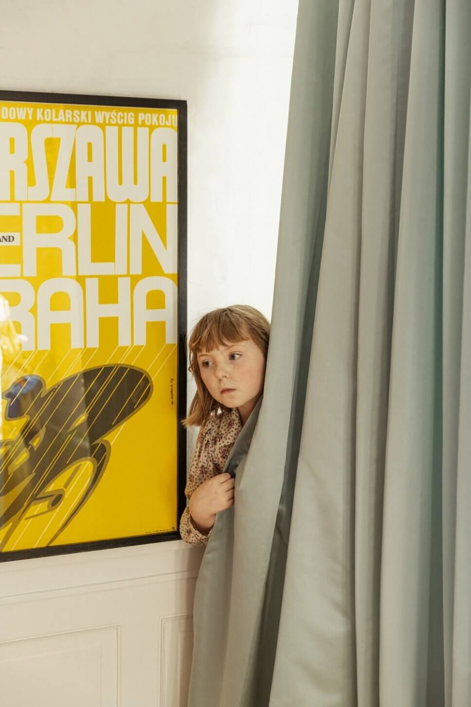 Kinder spielen in skandinavisch eingerichtetem KInderzimmer