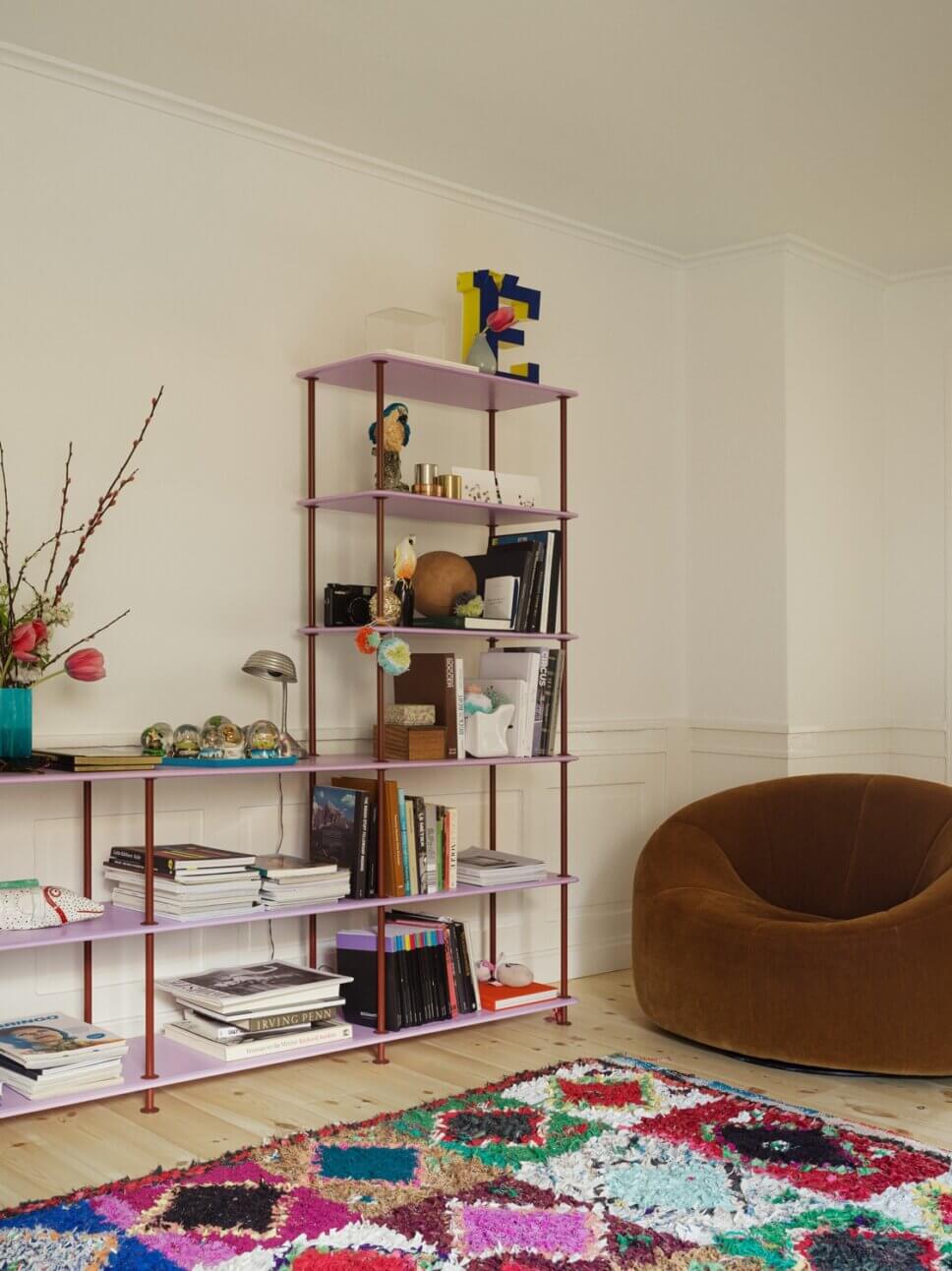 Farbenfroh, skandinavisch eingerichtetes Wohnzimmer