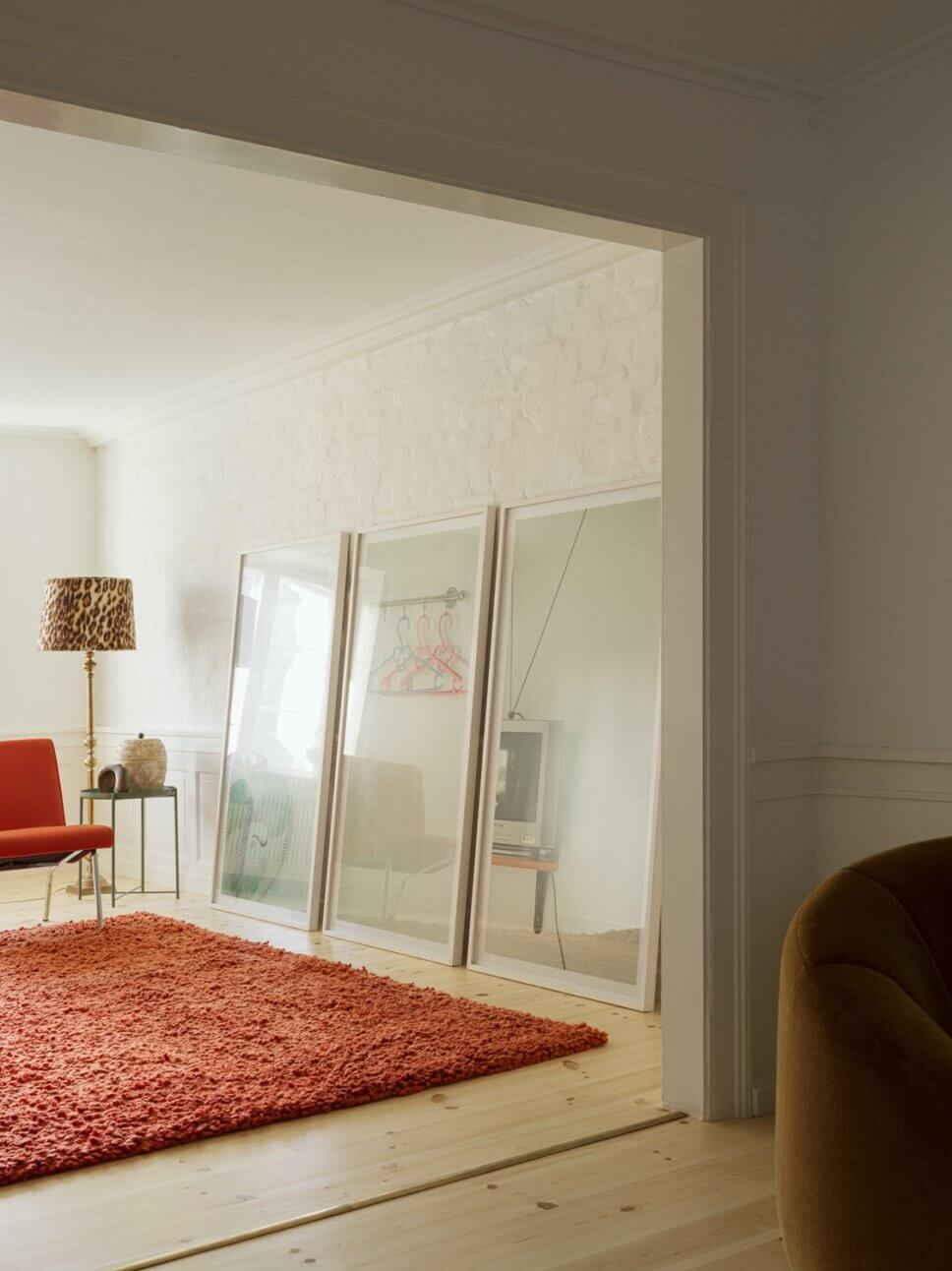 Farbenfroh, skandinavisch eingerichtetes Wohnzimmer