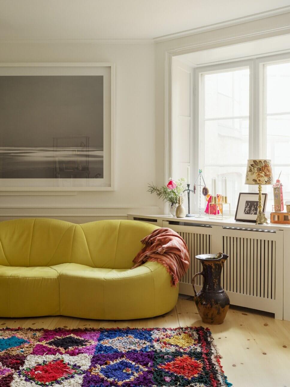 Farbenfroh, skandinavisch eingerichtetes Wohnzimmer