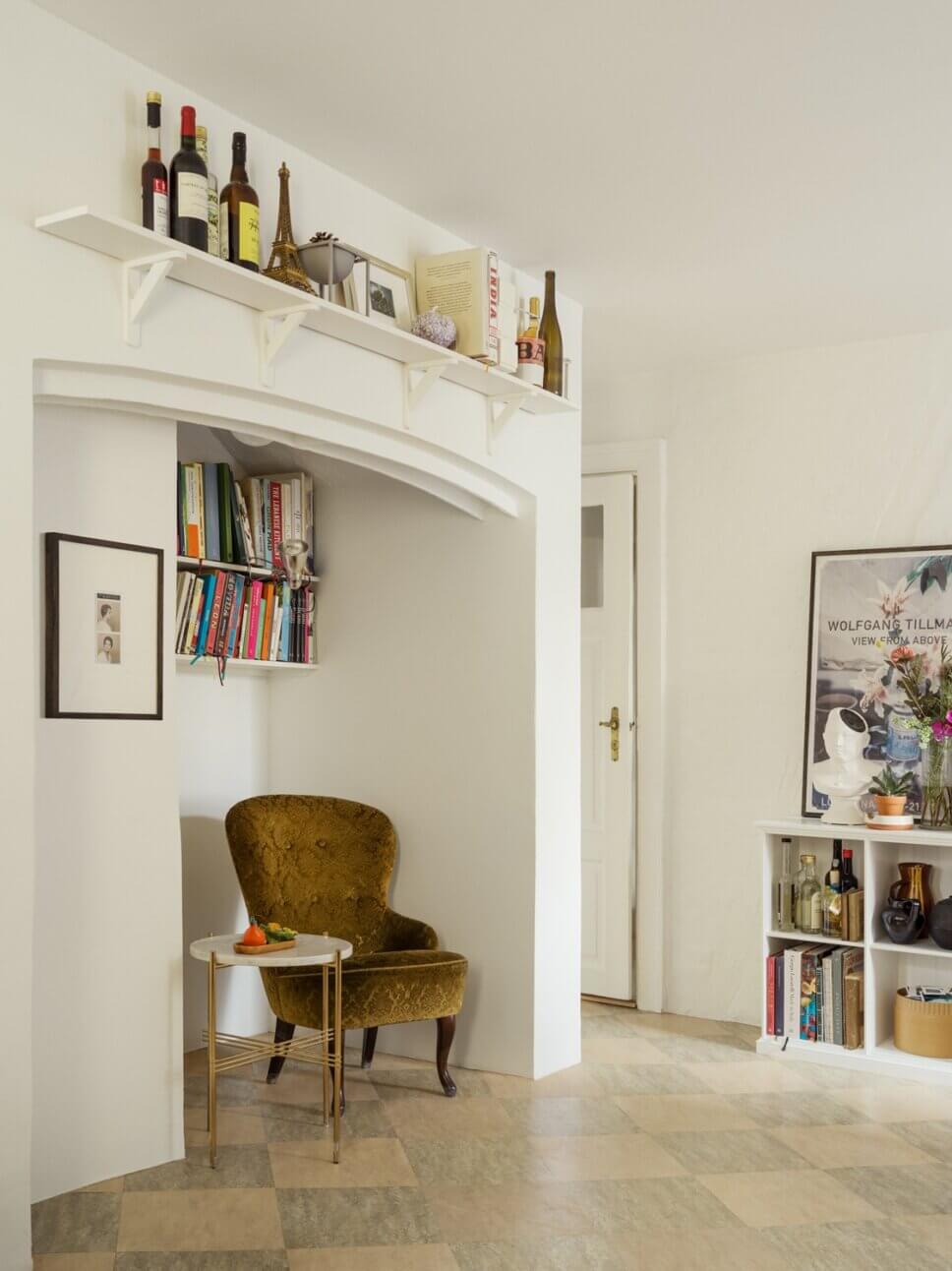 Farbenfroh, skandinavisch eingerichtetes Wohnzimmer