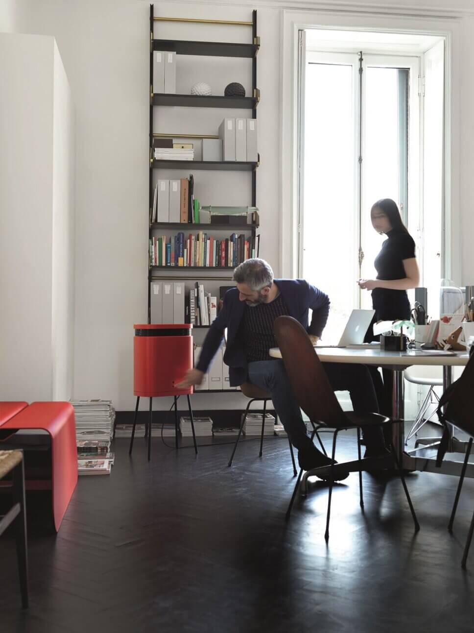 Modern eingerichtetes Esszimmer mit formschön gestaltetem Heizkörper