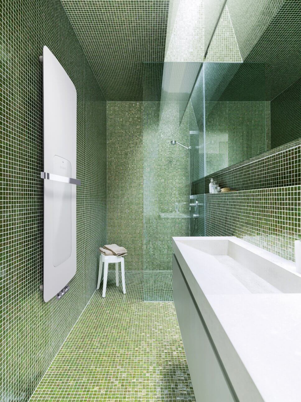 Modern eingerichtetes Badezimmer mit formschön gestaltetem Heizkörper