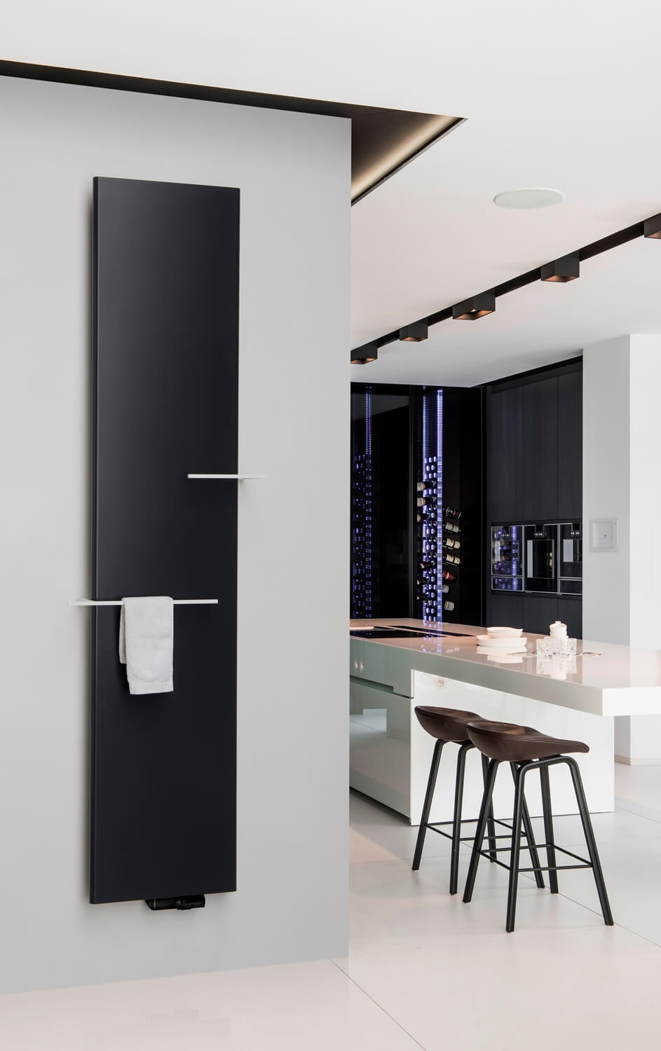 Modern eingerichtetes Esszimmer mit formschön gestaltetem Heizkörper