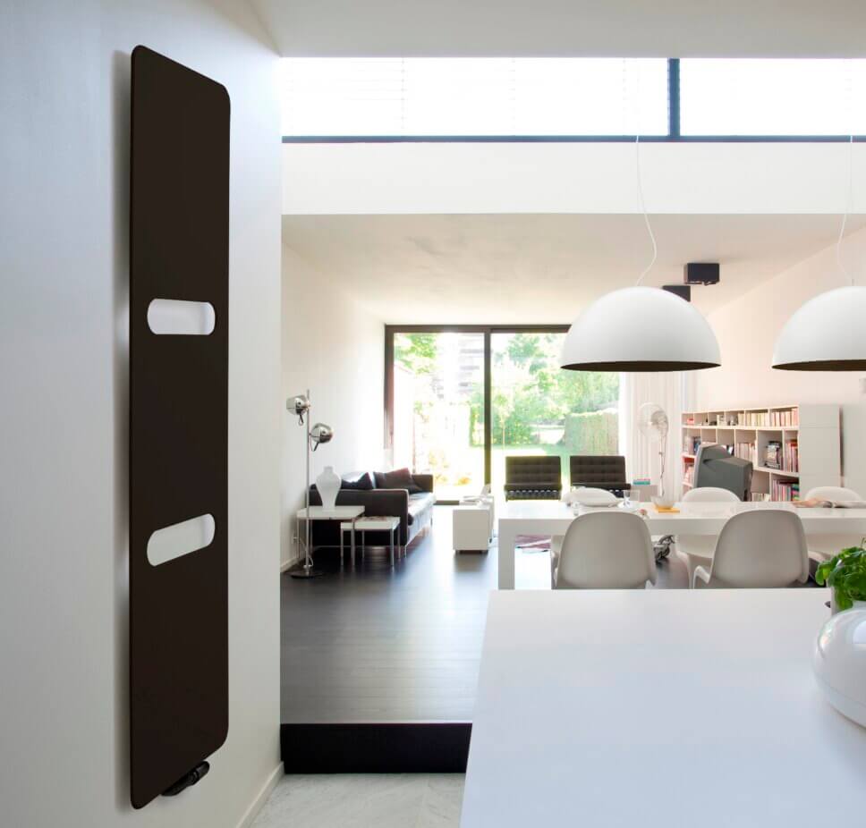 Modern eingerichtetes Wohnzimmer mit formschön gestaltetem Heizkörper