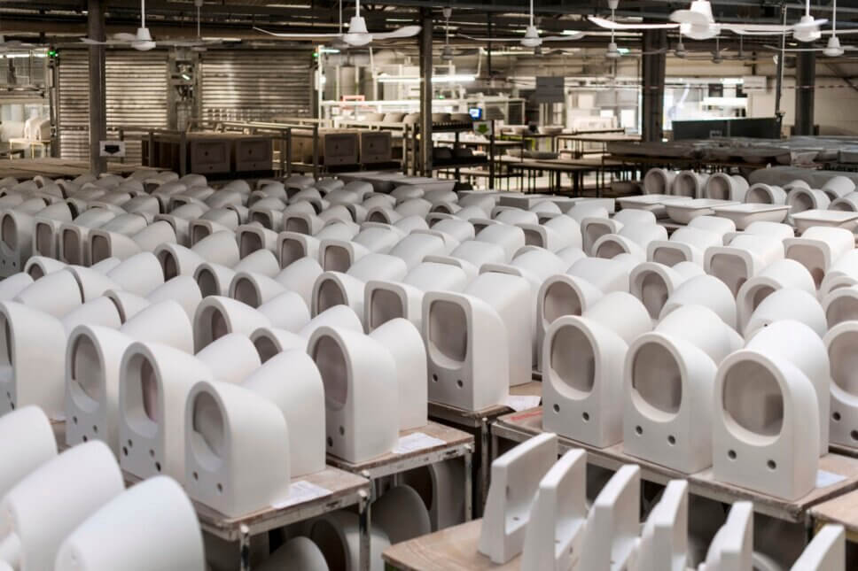Fabrikhalle mit Massen von Toilettenbecken als Keramikrohlinge