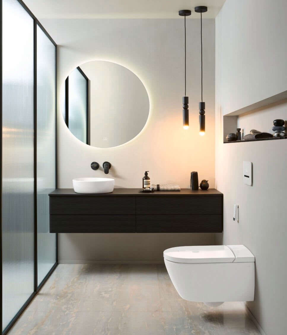 Modern eingerichtetes Badezimmer mit Dusch-Wc