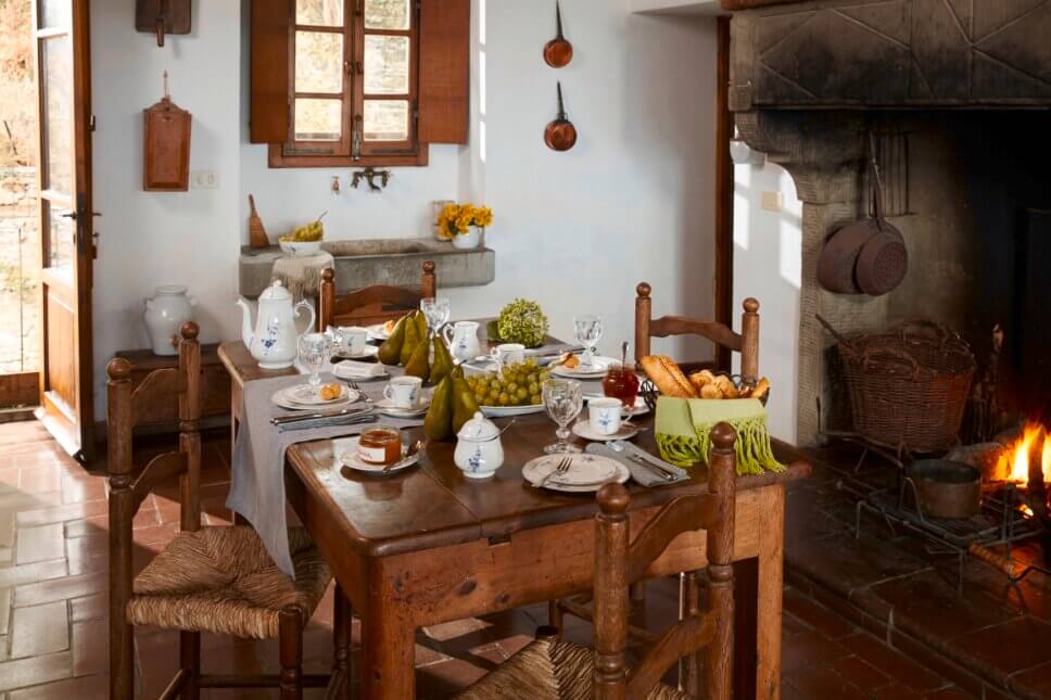 Mit klassischem Geschirr gedeckter Tisch in Altbau