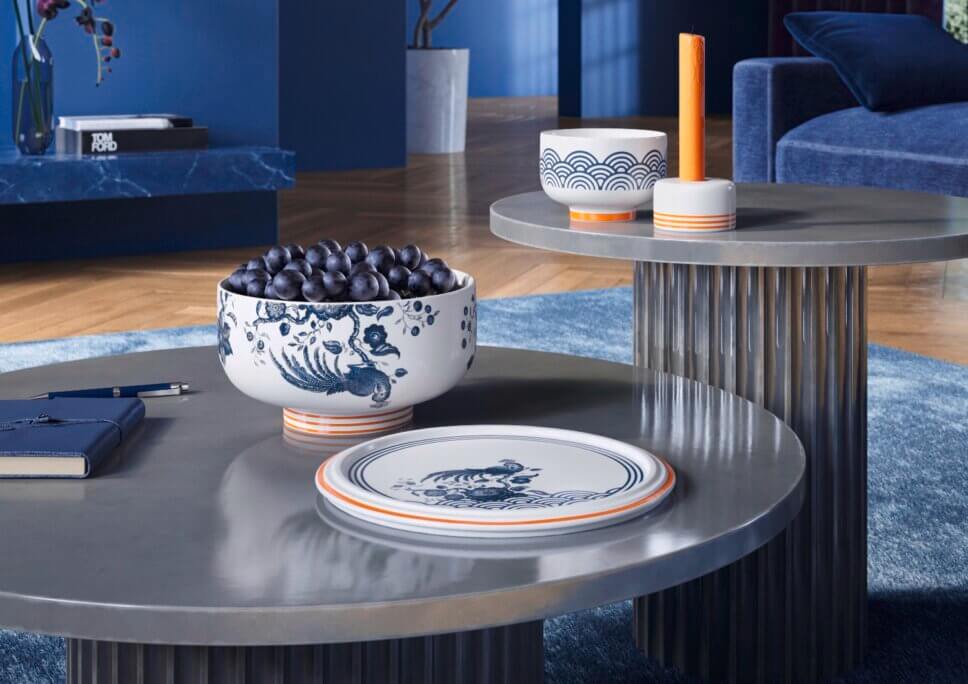 Mit feinem Geschirr festlich gedeckter Tisch