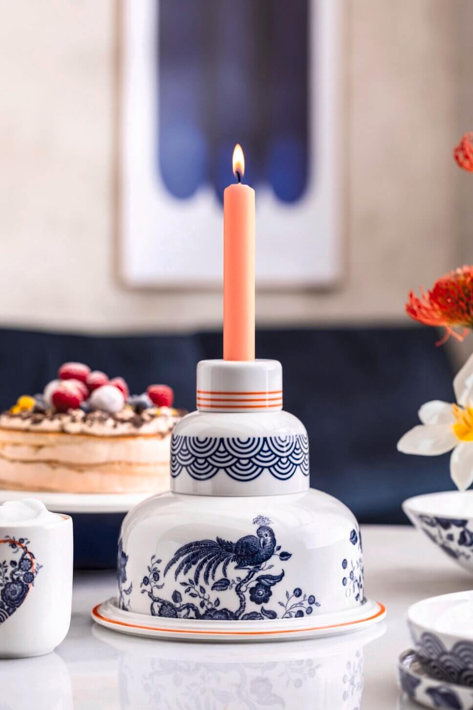 Mit feinem Geschirr festlich gedeckter Tisch