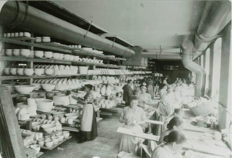 Frauen arbeiten in historischer Porzellanfabrik