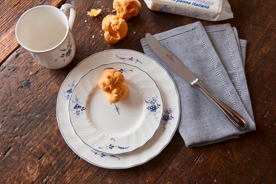 Mit klassischem Geschirr gedeckter Tisch in Altbau