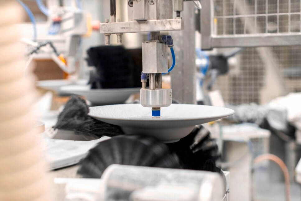 Geschirrfabrikation mit Roboter
