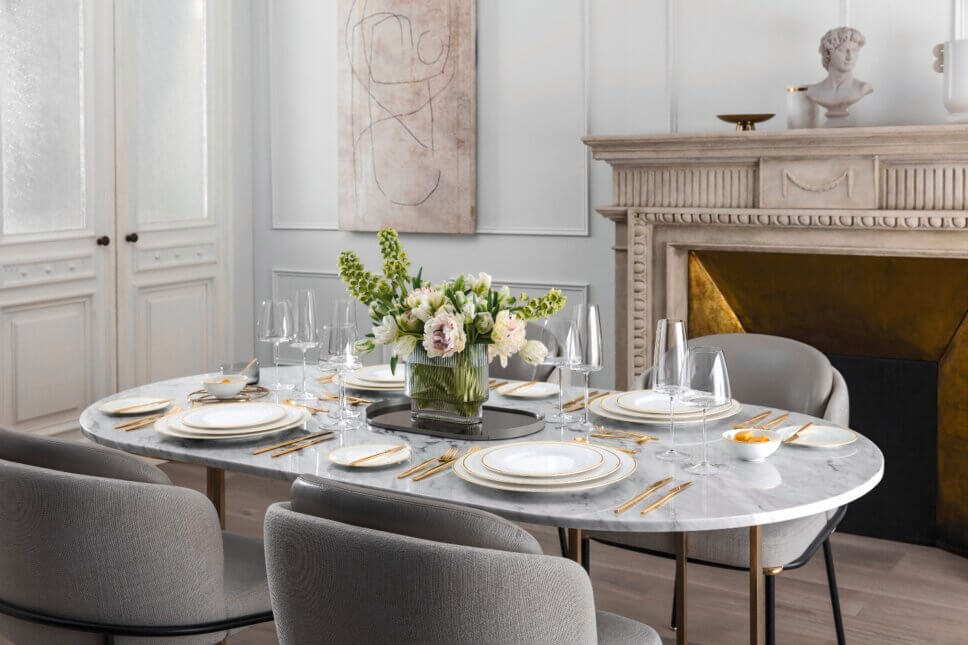 Mit feinem Geschirr festlich gedeckter Tisch