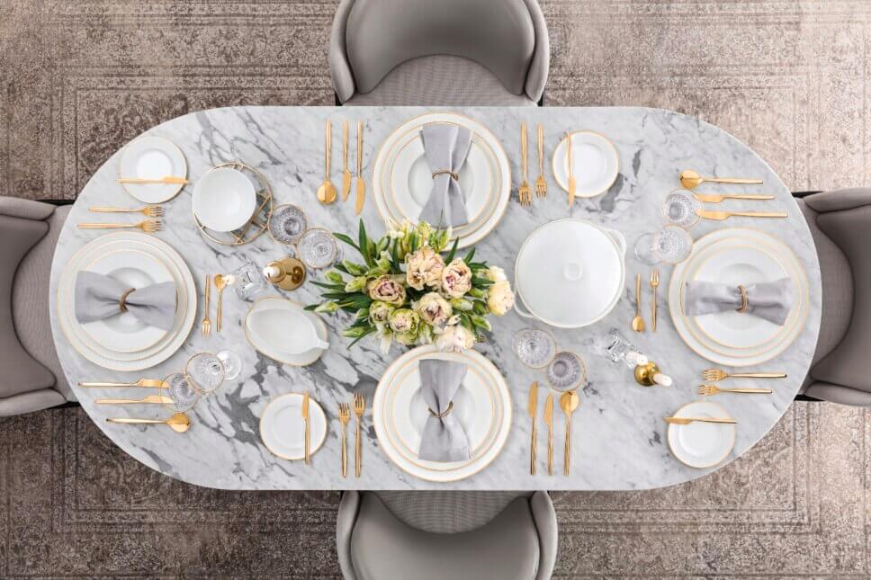 Mit feinem Geschirr festlich gedeckter Tisch