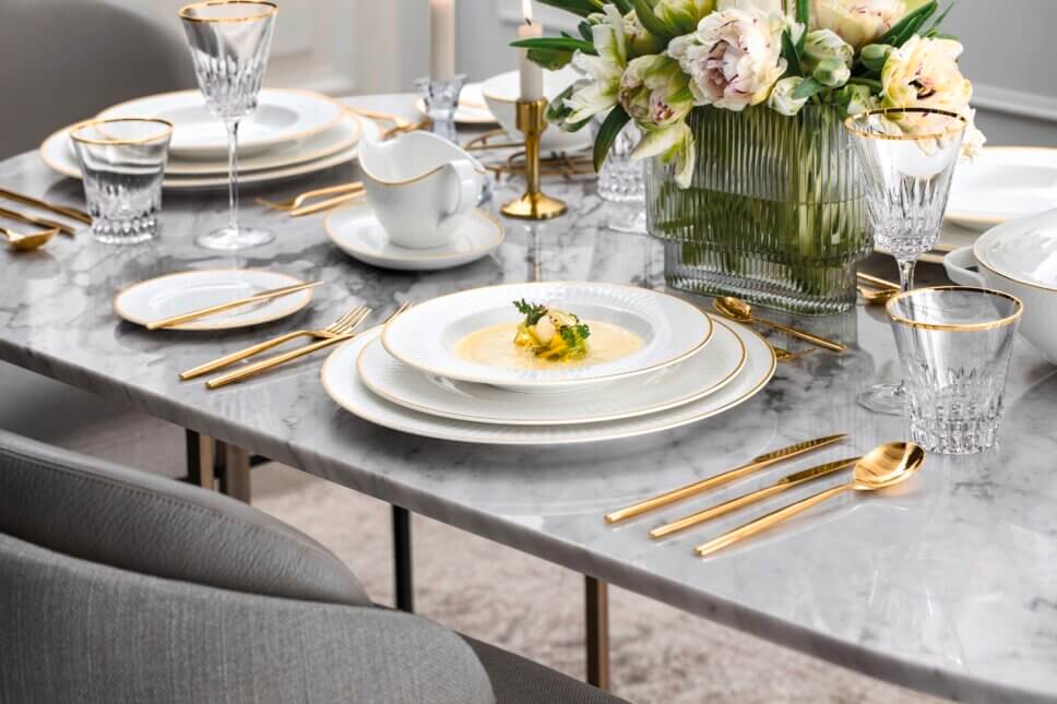 Mit feinem Geschirr festlich gedeckter Tisch