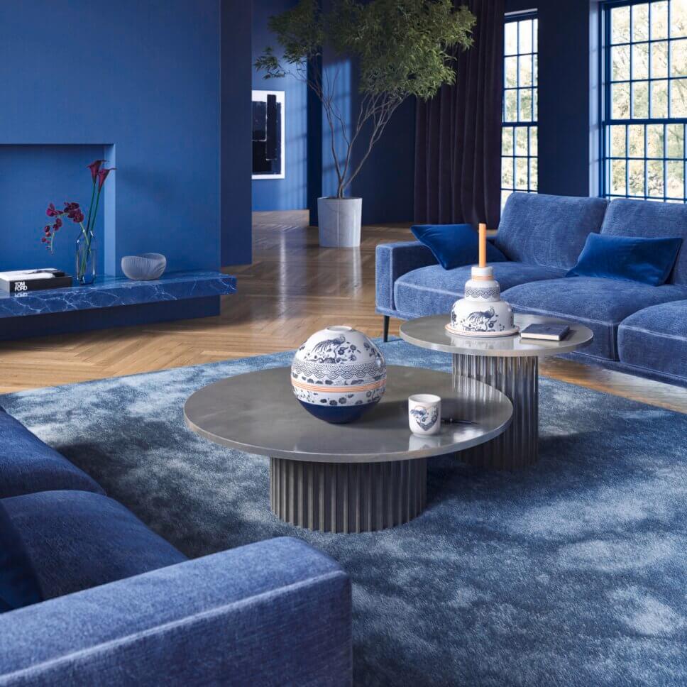 Mit feinem Geschirr festlich gedeckter Couchtisch in modern eingerichtem Wohnzimmer