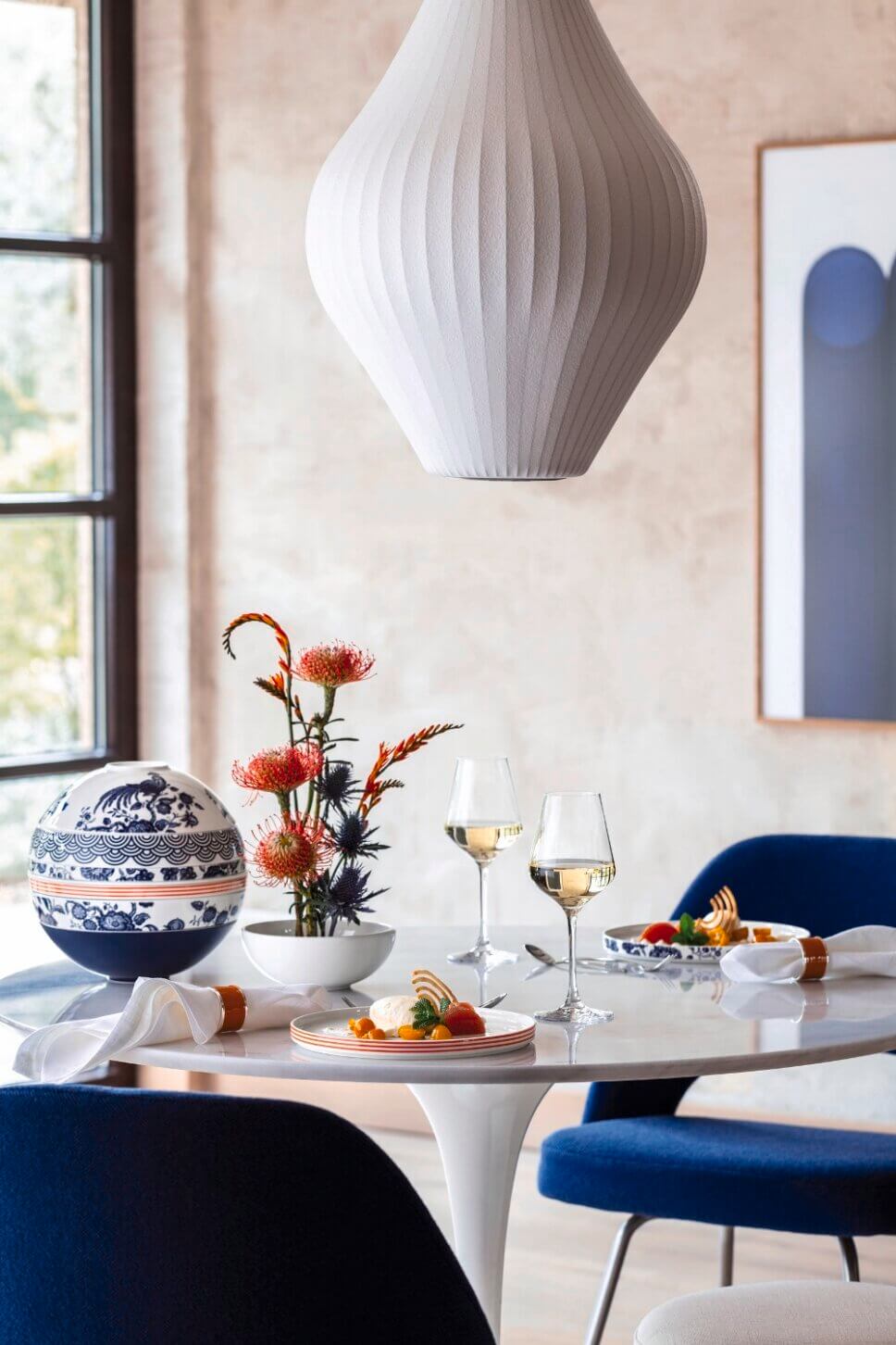 Mit feinem Geschirr festlich gedeckter Tisch