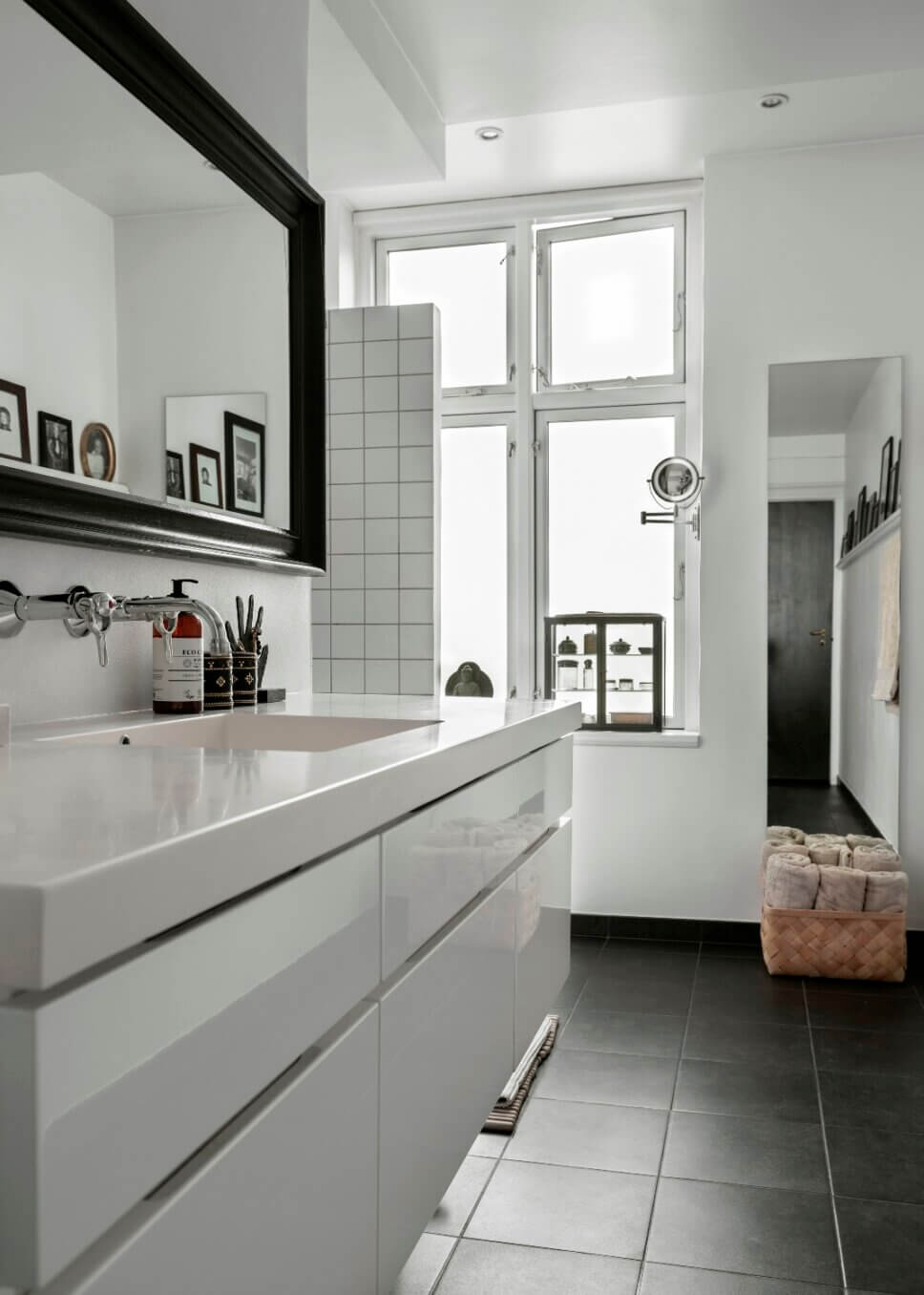 Skandinavisch modern eingerichtetes Badezimmer in Altbau