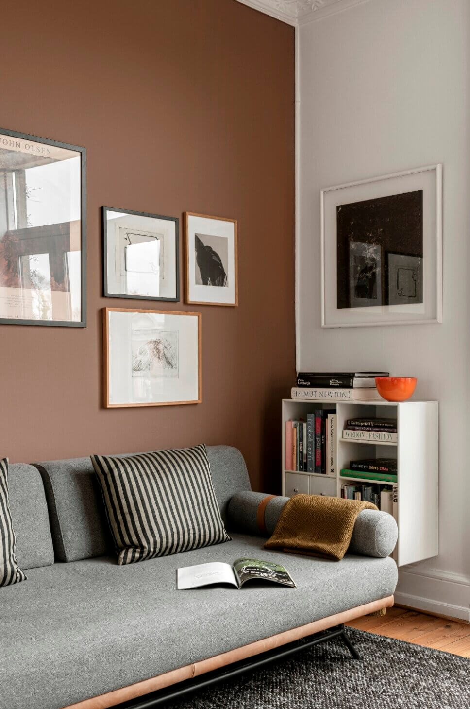 Skandinavisch modern eingerichtetes Wohnzimmer in Altbau