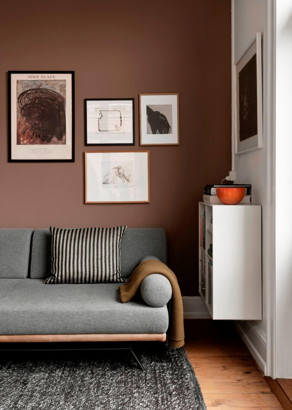 Skandinavisch modern eingerichtetes Wohnzimmer in Altbau