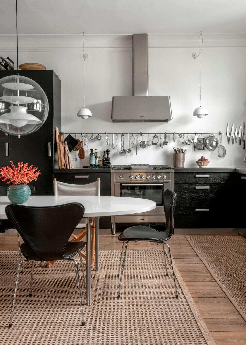 Skandinavisch modern eingerichtete offene Küche in Altbau