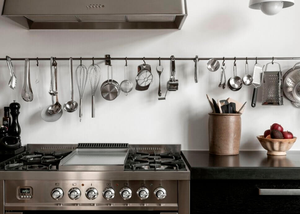 Skandinavisch modern eingerichtete offene Küche in Altbau