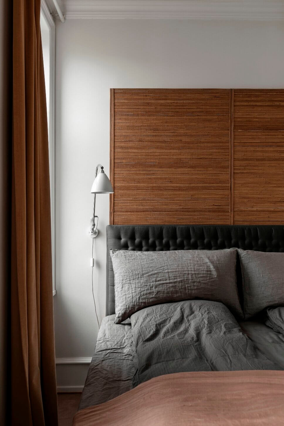 Skandinavisch modern eingerichtetes Schlafzimmer in Altbau