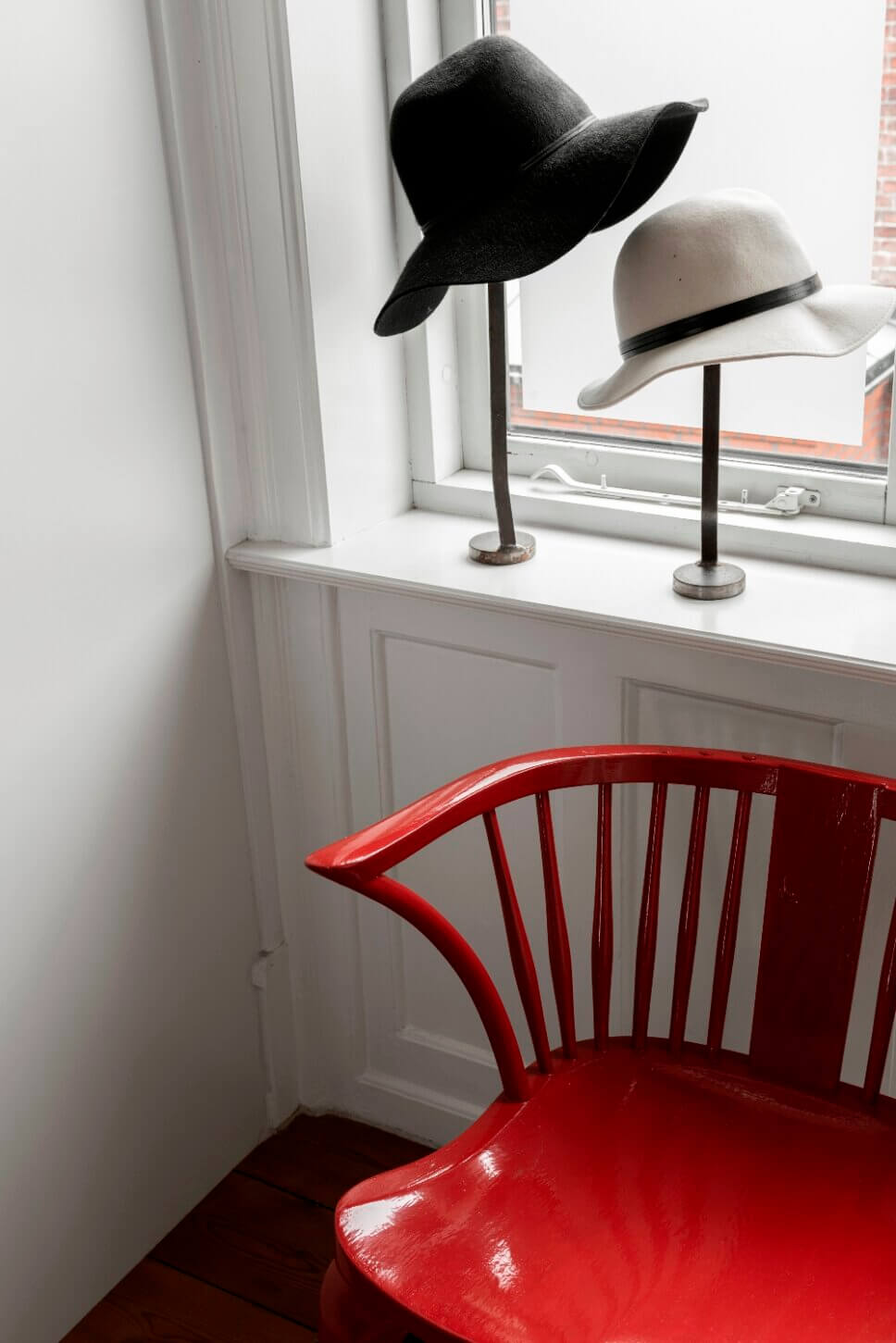 Skandinavisch modern eingerichtetes Schlafzimmer in Altbau