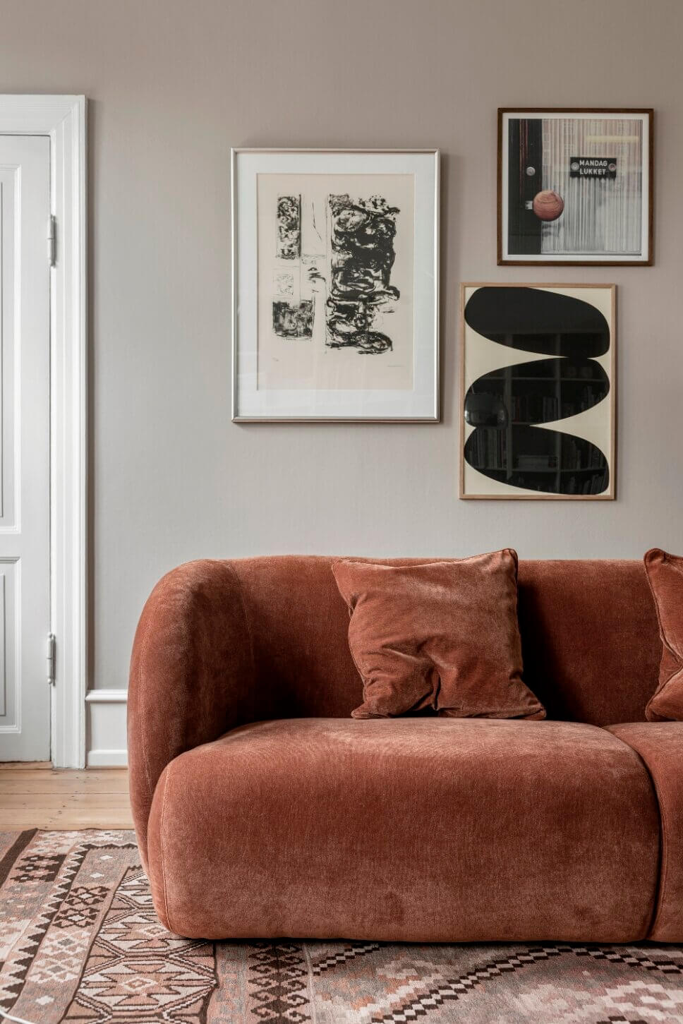 Skandinavisch modern eingerichtetes Wohnzimmer in Altbau