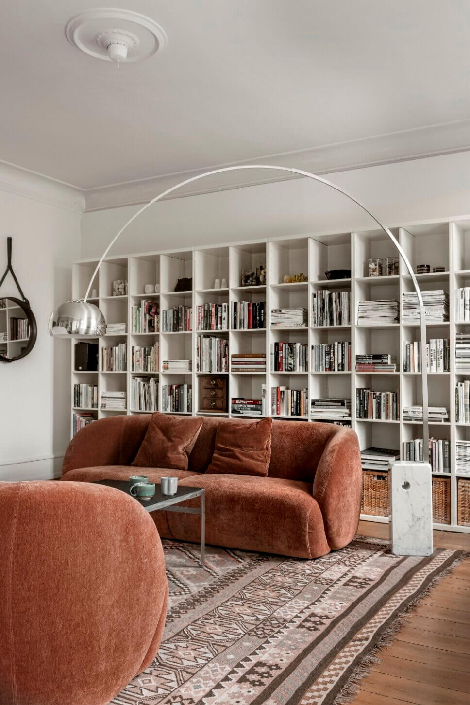 Skandinavisch modern eingerichtetes Wohnzimmer in Altbau