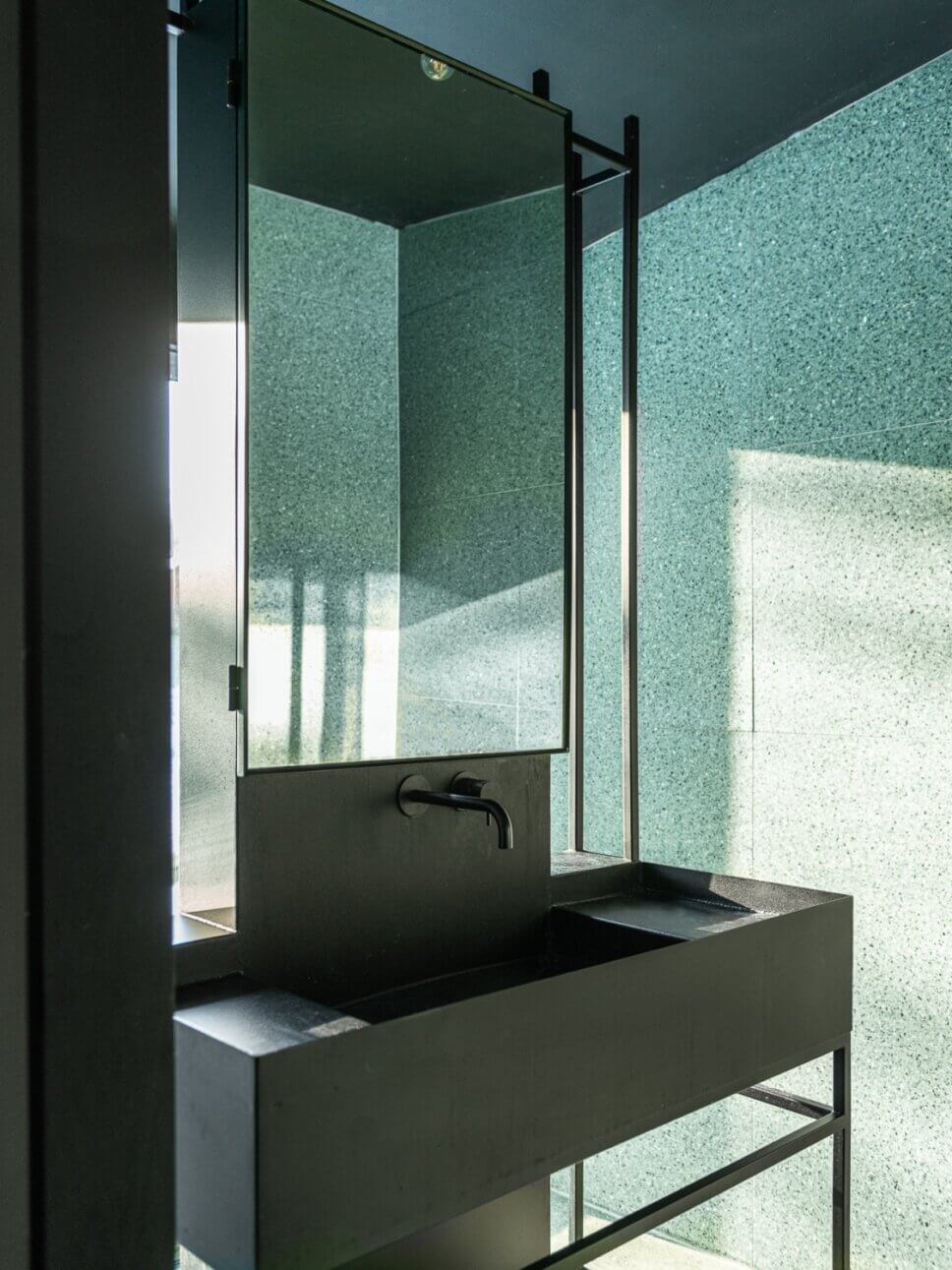 Modern eingerichtetes Badezimmer in Bungalow