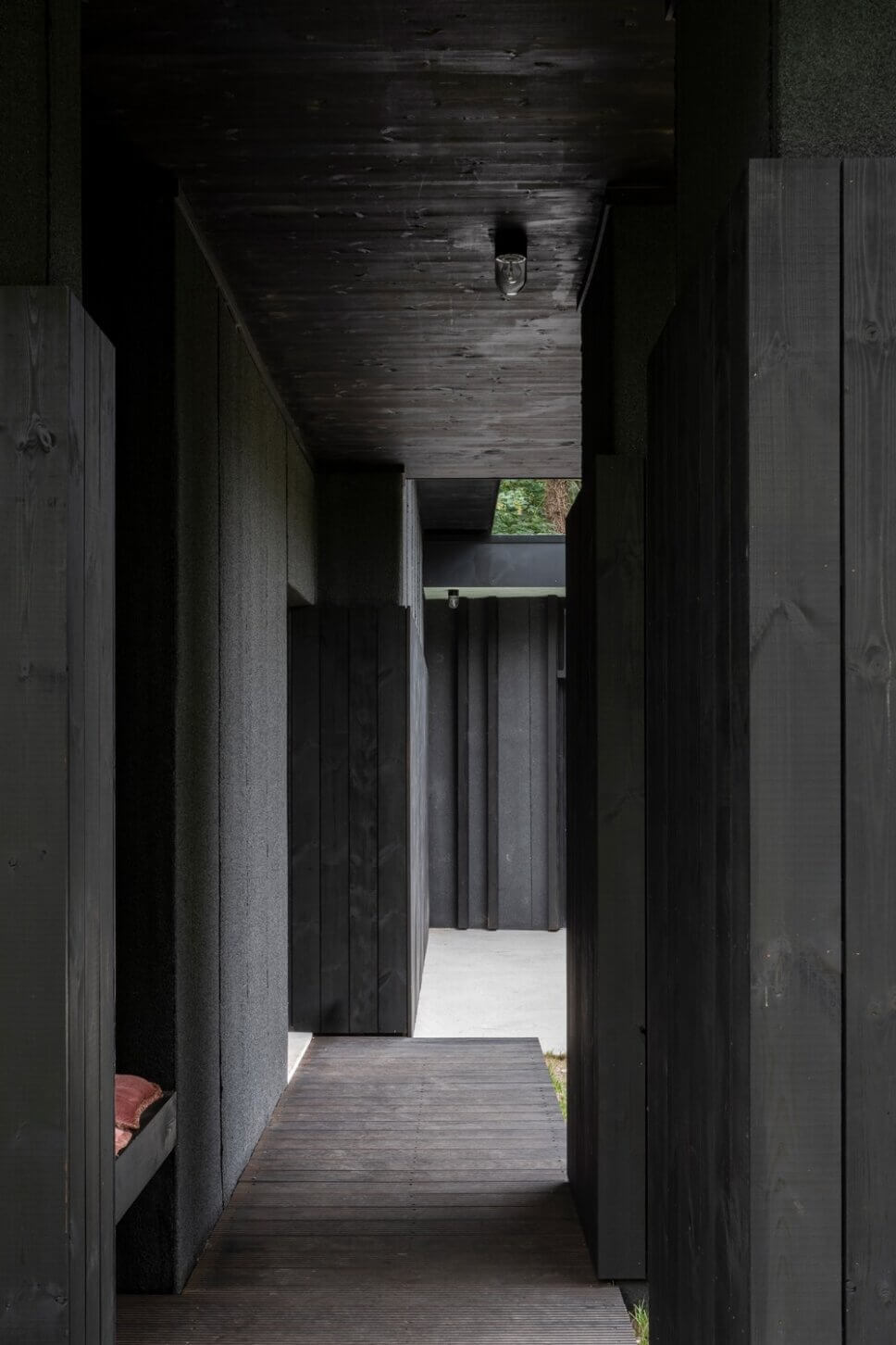 Mit schwarzem Holz verkleideter moderner Bungalow