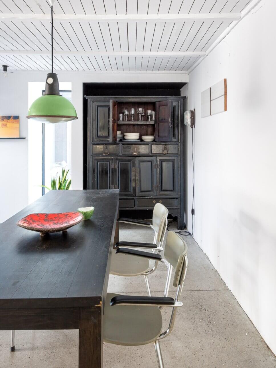 Modern eingerichtetes Esszimmer in Bungalow