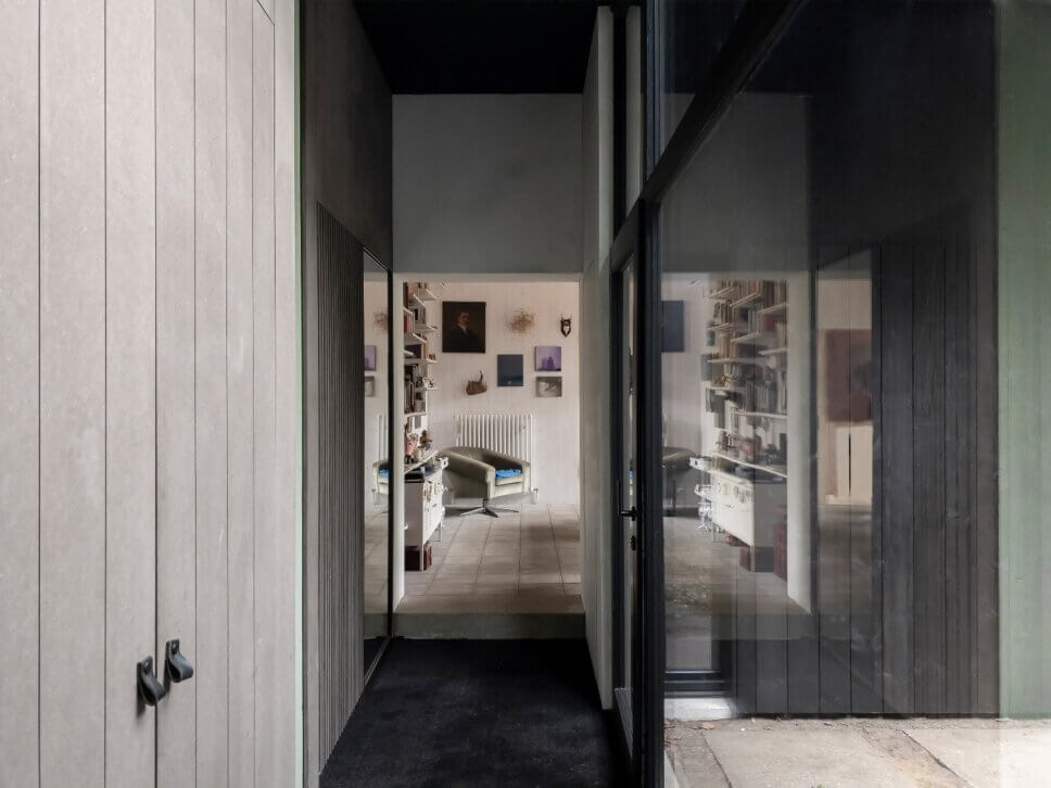 Modern eingerichtetes Wohnzimmer in Bungalow