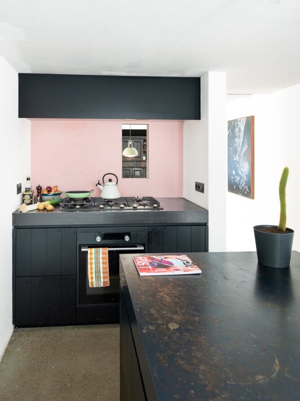 Modern eingerichtete Küche in Bungalow