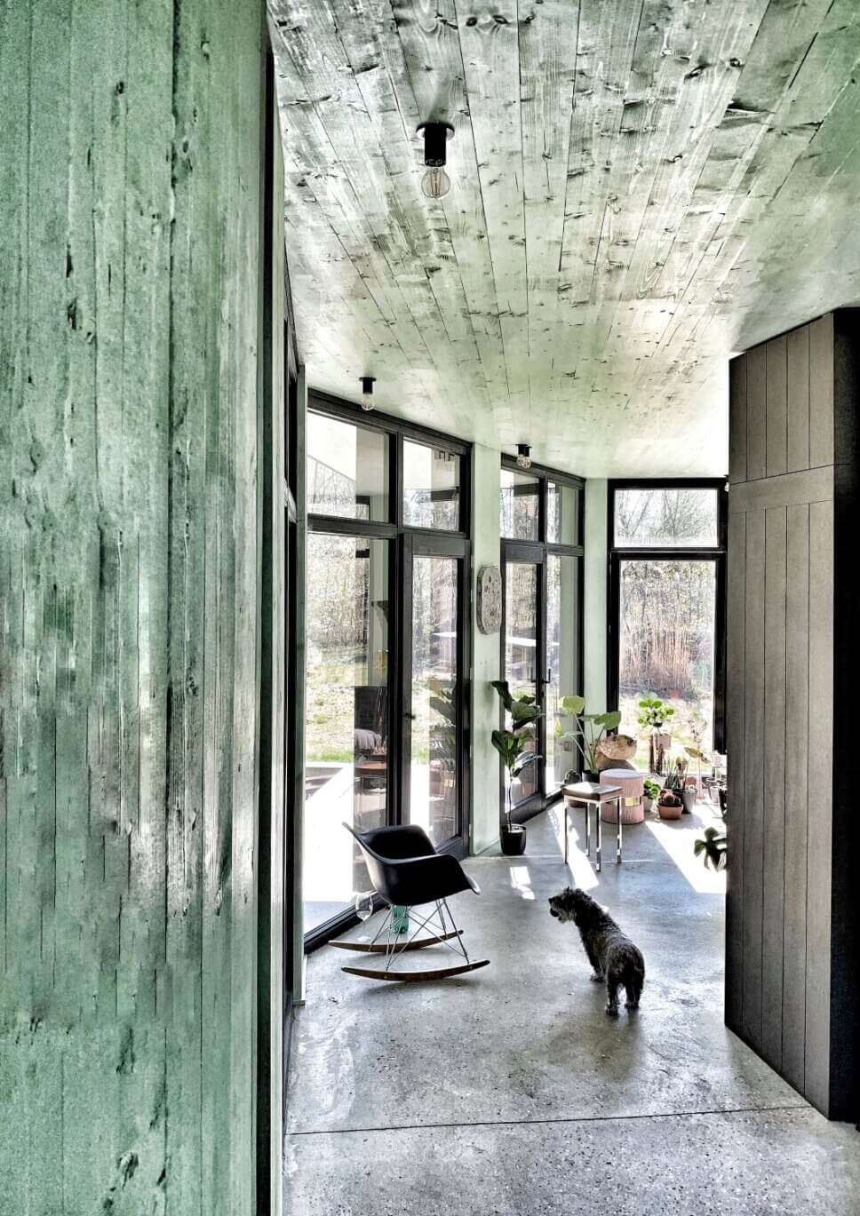 Modern eingerichtetes Wohnzimmer in Bungalow