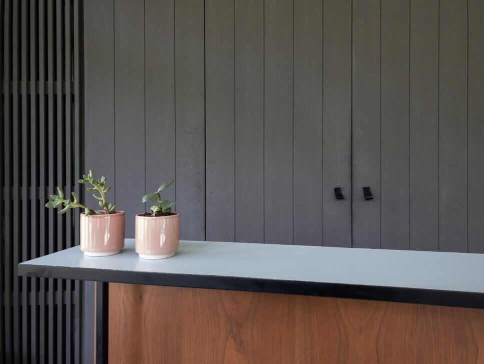 Modern eingerichtetes Wohnzimmer in Bungalow