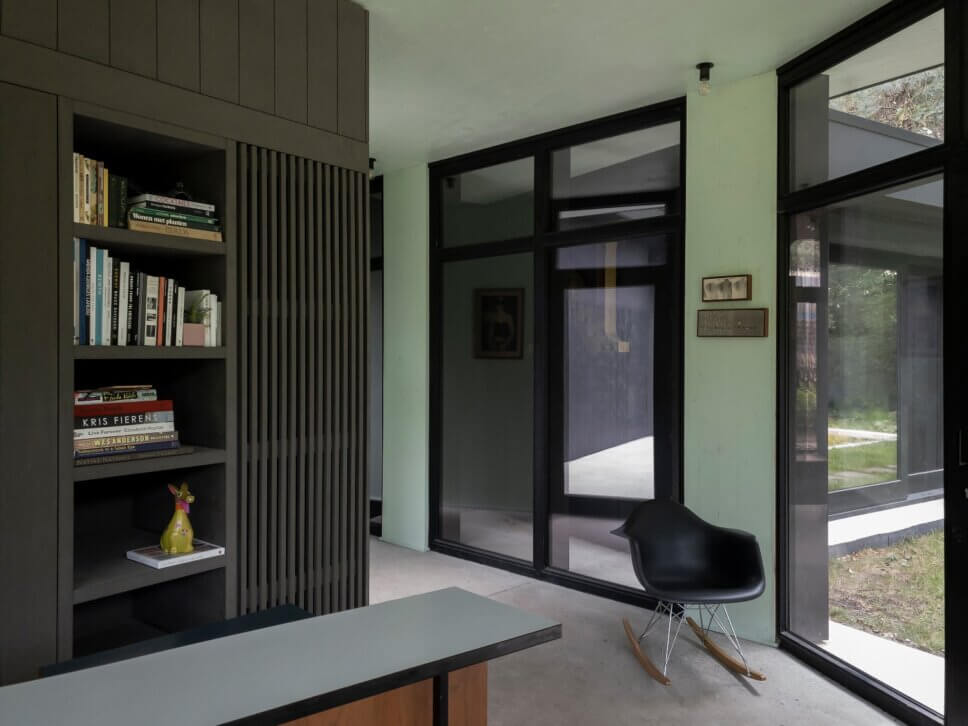 Modern eingerichtetes Wohnzimmer in Bungalow