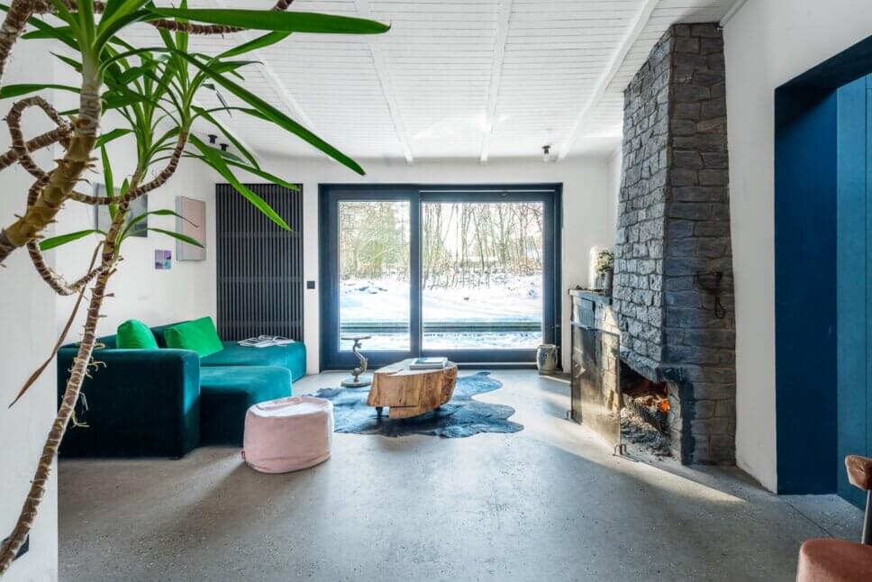 Modern eingerichtetes Wohnzimmer in Bungalow