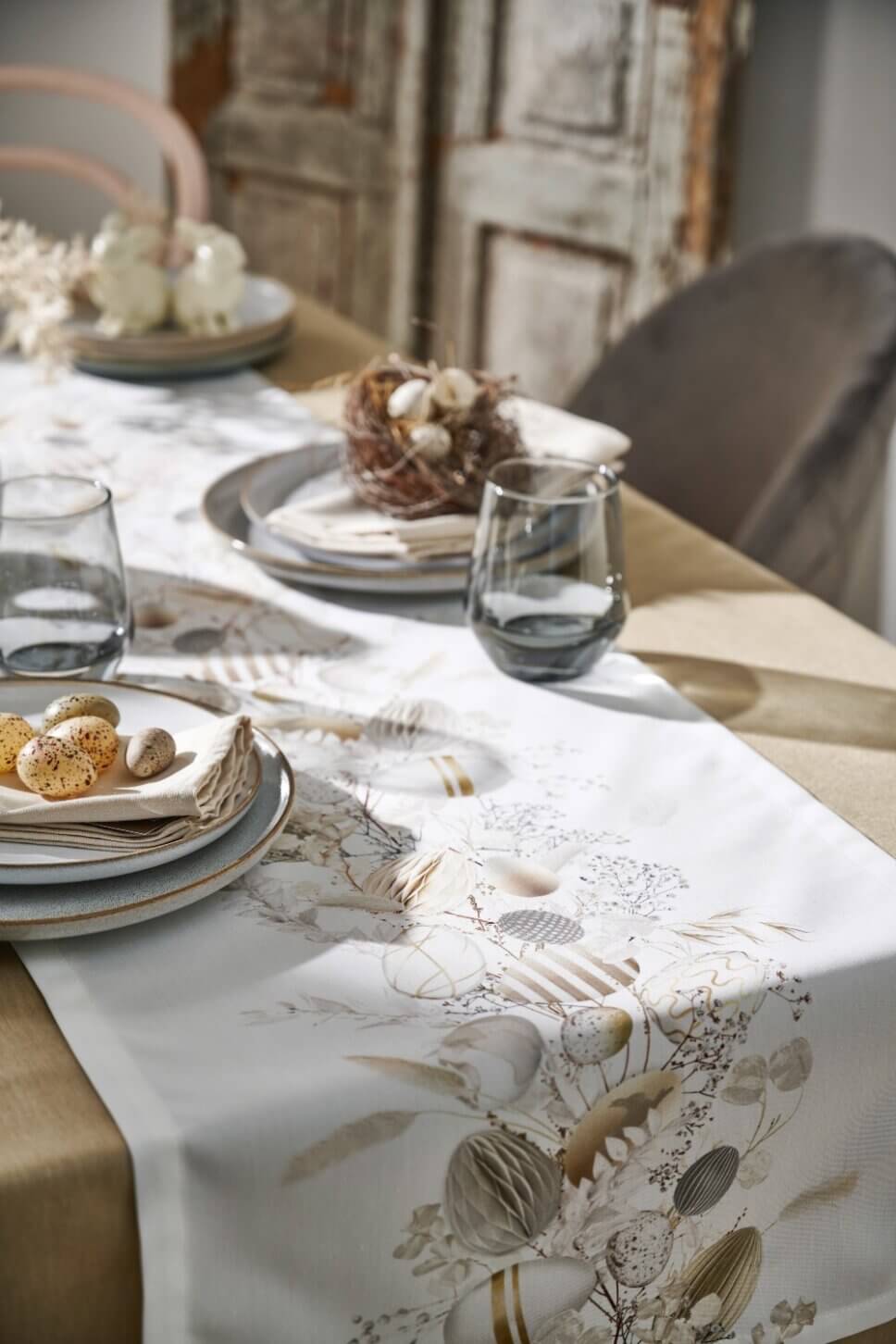 Festlich gedeckter und mit Osterdeko geschmückter Tisch