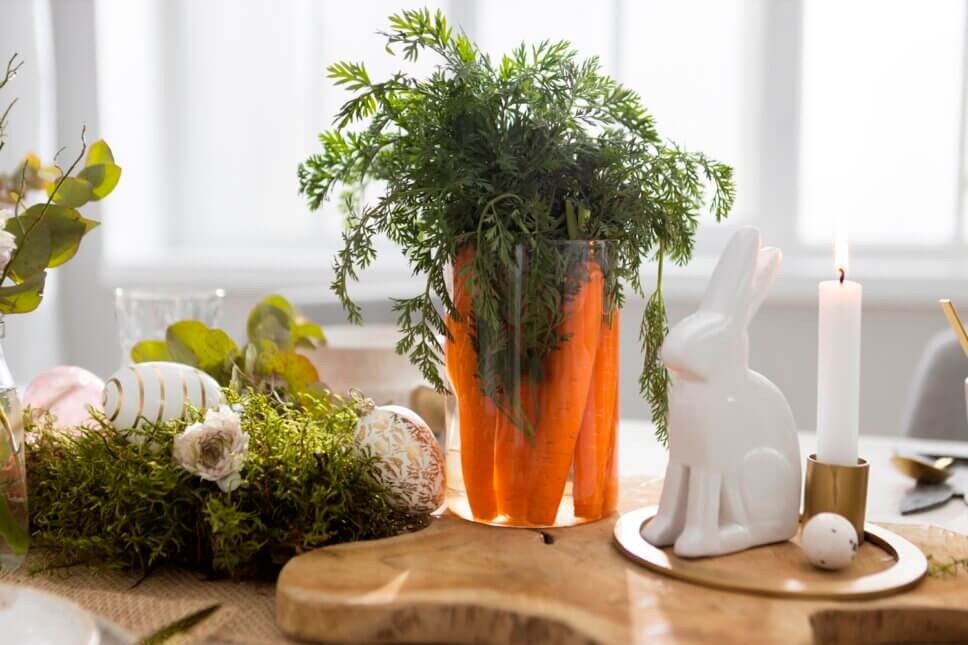 Festlich gedeckter und mit Osterdeko geschmückter Tisch