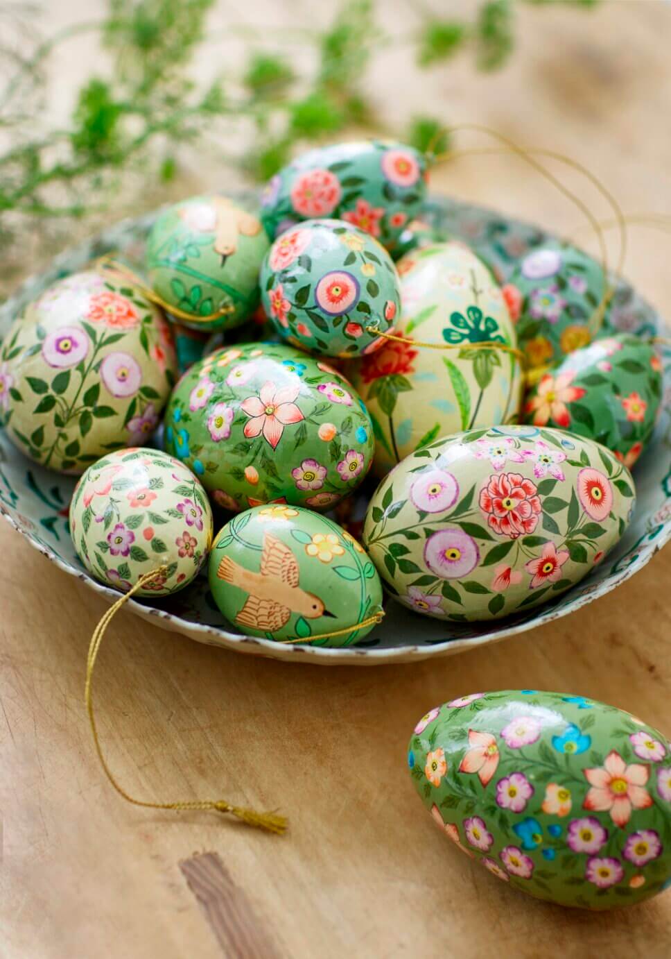 mit Osterdeko geschmückter Tisch